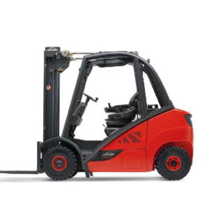 carrello elevatore di colore rosso visto di fianco