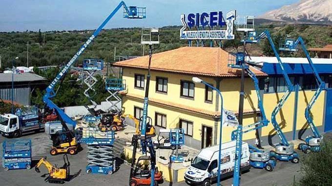 Azienda Sicel S.r.l. visione esterna dell'edificio con il parco macchine di sollevatori materiale e gru